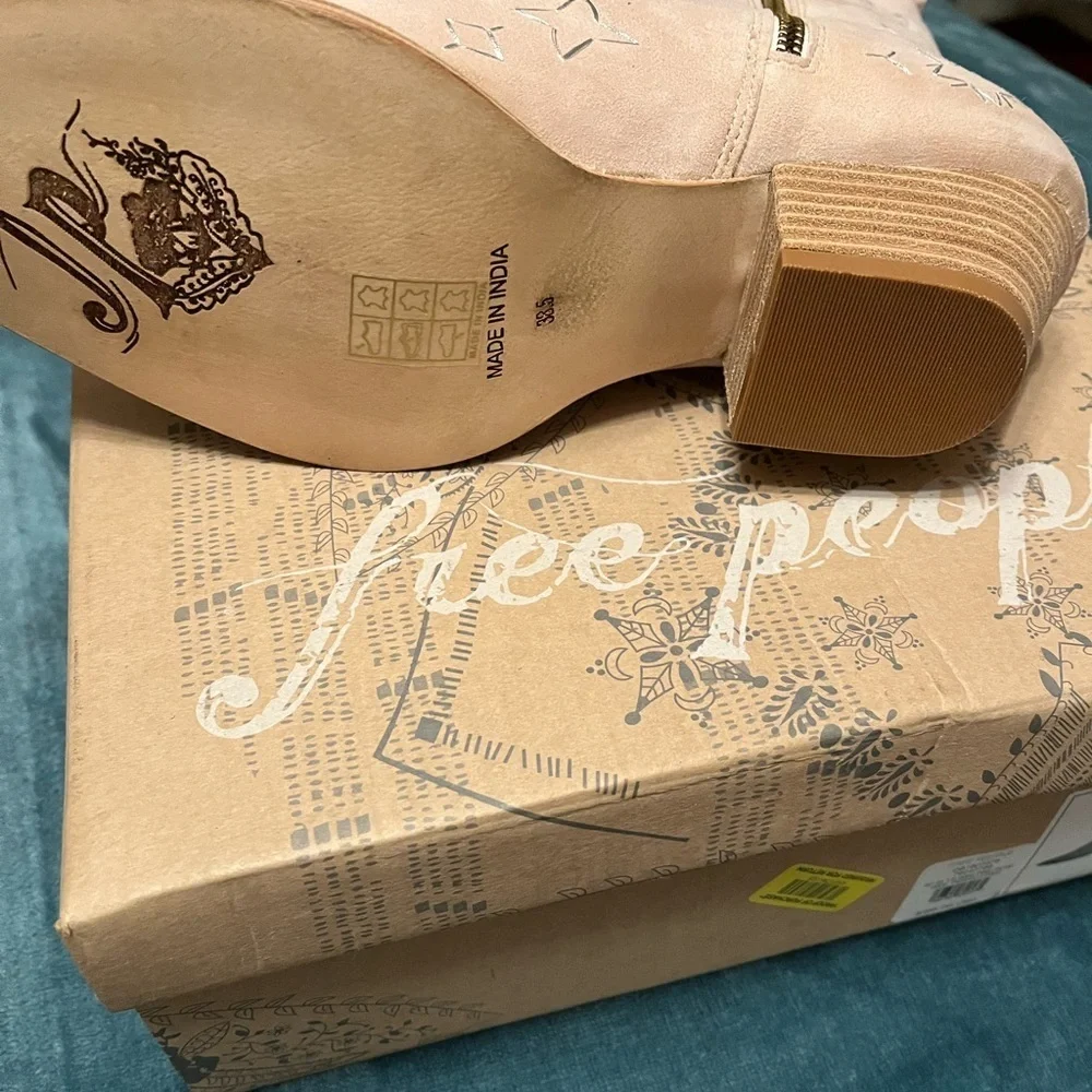 SOLD!! SOLD!!!    FREE PEOPLE BOOTS 👢 SILVER STARS NWT sz 9 - Picture 2 of 3
